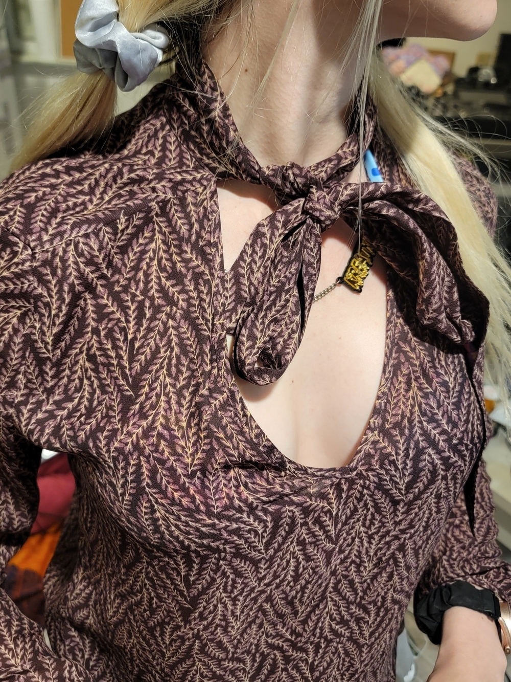 Aritzia Women’s Brown Patterned Tie-Neck Blouse